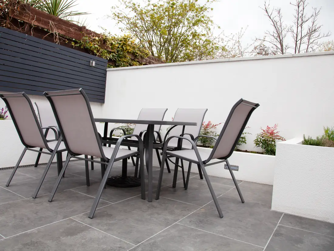 Porcelain patio with slatted screen